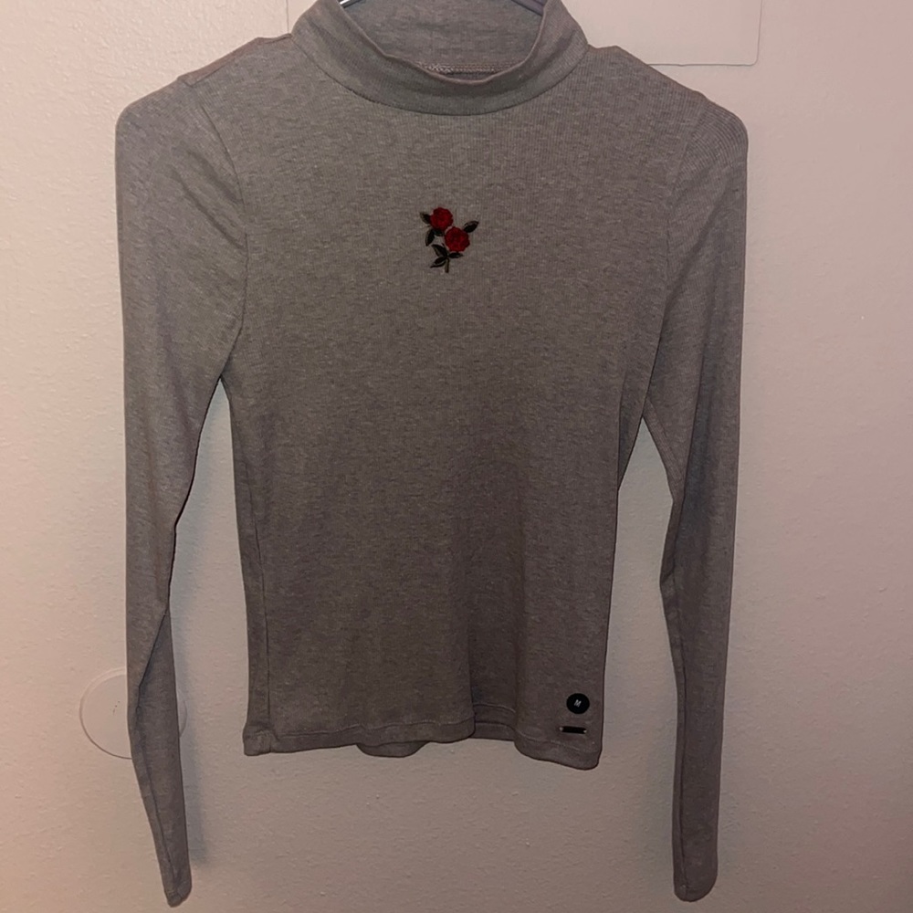 brand:hollister color:grey size: medium